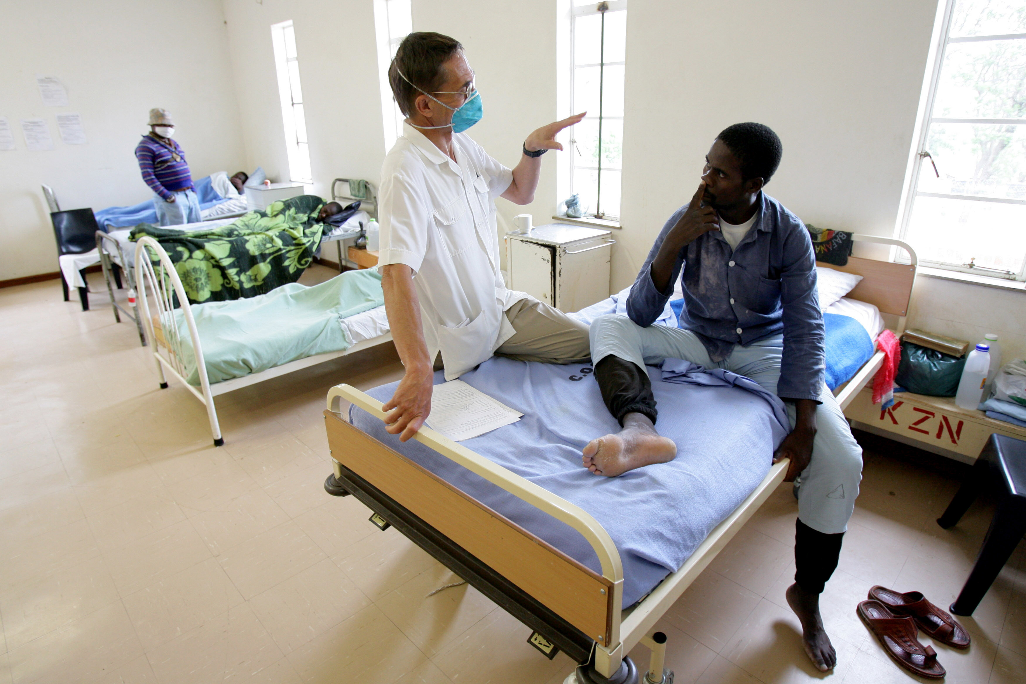 A health care worker treats a tuberculosis patient at a rural hospital at Tugela Ferry in South Africa's impoverished KwaZulu Natal province, October 28, 2006. A new strain of the disease, called extreme drug resistant tuberculosis (XDR-TB), has killed at least 79 people in the area since January 2005, prompting concern from the World Health Organisation who fear XDR-TB could become a major killer in AIDS-hit parts of Africa where governments have been slow to roll out TB control programs. REUTERS\Mike Hutchings  (SOUTH AFRICA)