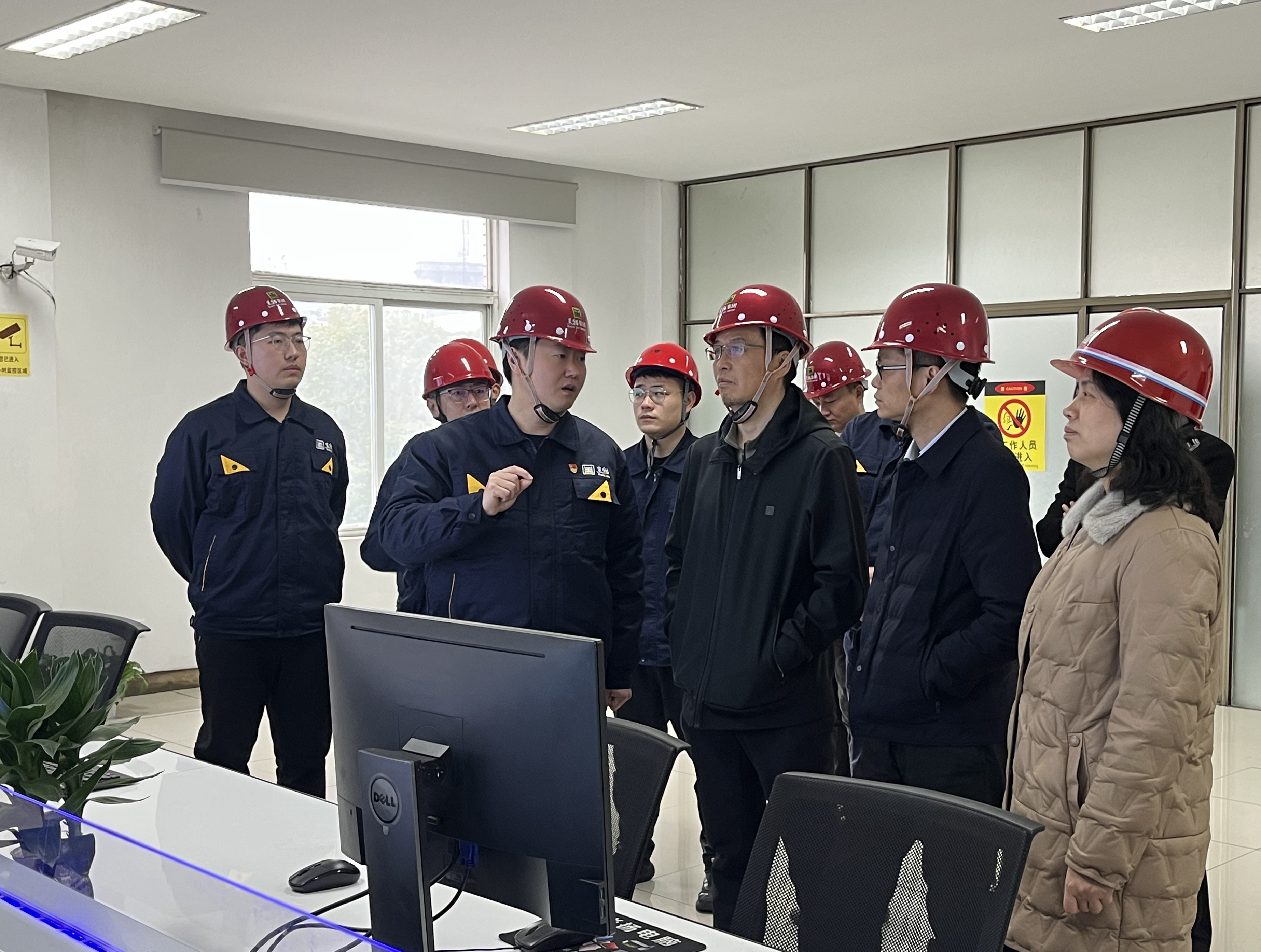 圖1 炭黑5、6號生產(chǎn)線調(diào)控室（集團(tuán)總部 彭佳敏攝）.jpg