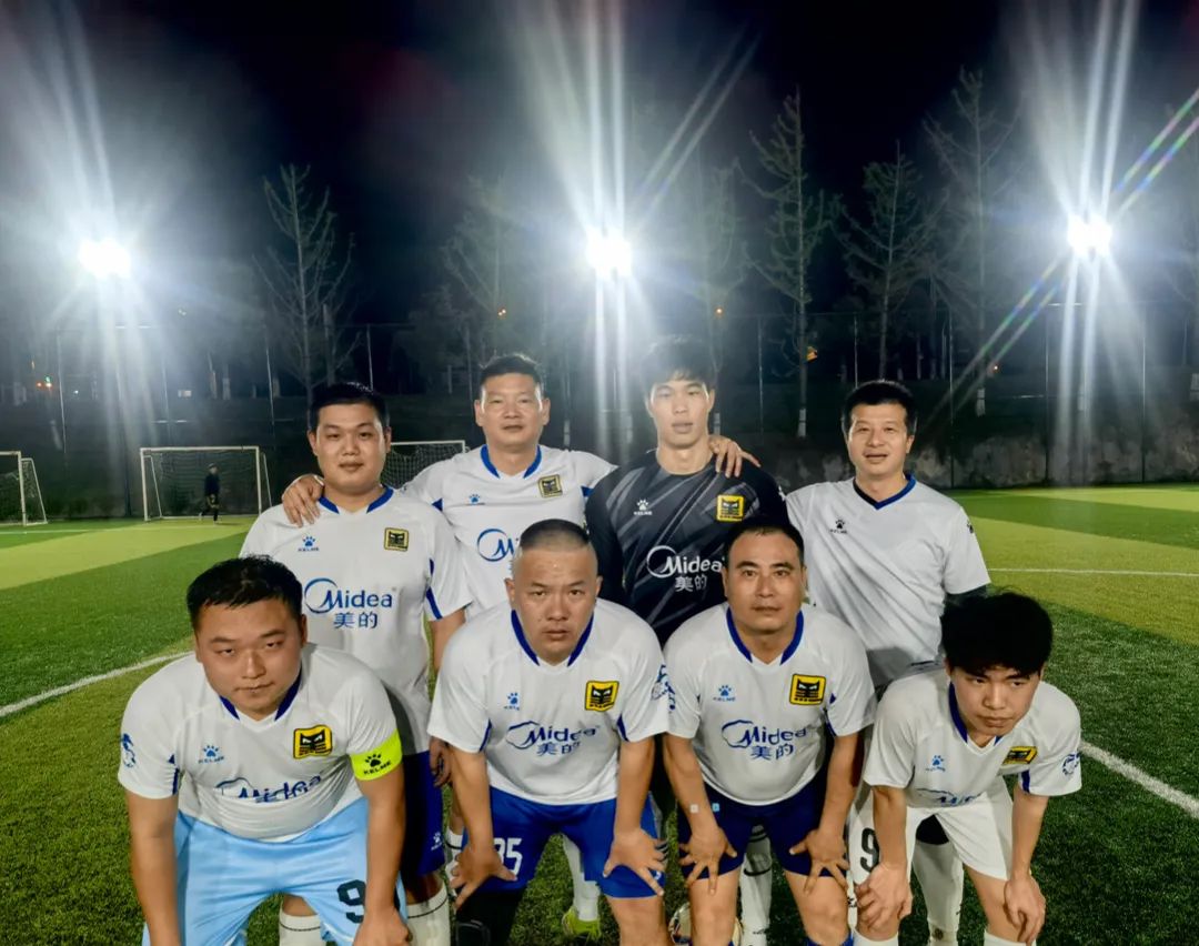 黑貓集團(tuán)足球隊(duì)合影.jpg